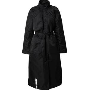 Přechodný kabát 'KARA' SOMETHINGNEW černá / bílá